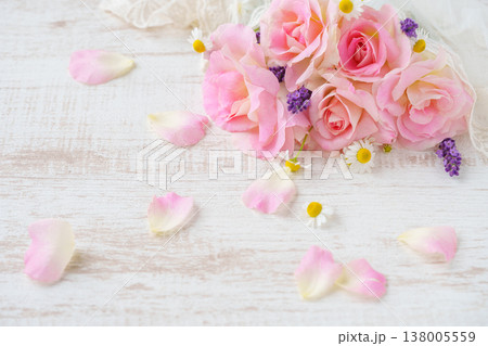 バラとラベンダーとカモミールの花の背景 138005559