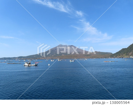 錦江湾に浮かぶ漁船と桜島 錦江湾に浮かぶ漁船と桜島 138005564