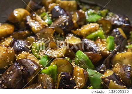 ナスとピーマンのオイスター炒めのクローズアップ 138005580