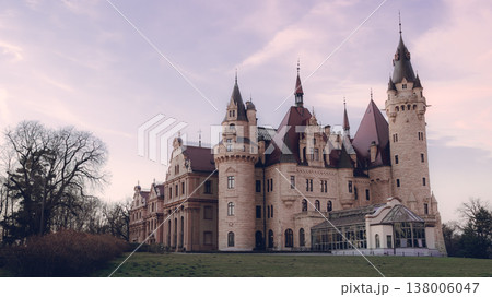 夕日に照らされるポーランドのモシュナ城 デスクトップ背景 138006047