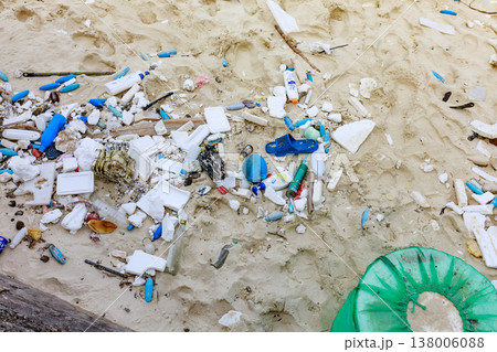 砂浜に散乱するプラスチックごみと環境汚染のイメージ 138006088
