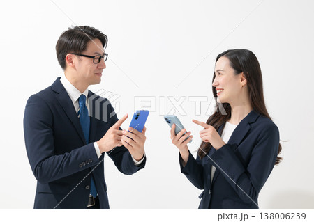 スマホを持つビジネスマンとビジネスウーマン 138006239