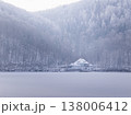 雪降る凍りついた湖畔の別荘 138006412