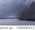 雪降る凍りついた湖畔の別荘 138006413