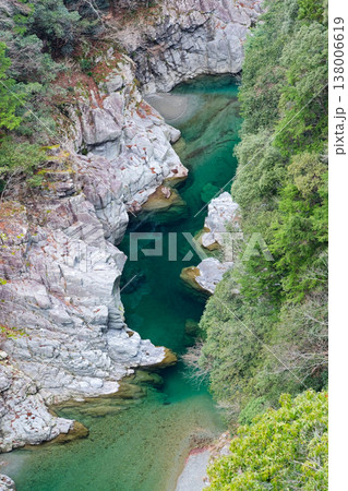 徳島県・祖谷渓の絶景 翡翠色の祖谷川と切り立った深い断崖 縦構図 徳島県・祖谷渓の絶景 翡翠色の祖谷川と切り立った深い断崖 縦構図 138006619