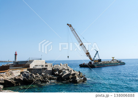 透き通った青い海と海面に浮かぶ工事のための大型クレーン船 地中海に浮かぶフランス領のコルシカ島にて 透き通った青い海と海面に浮かぶ工事のための大型クレーン船 地中海に浮かぶフランス領のコルシカ島にて 138006888