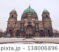 雪の残る冬のベルリン大聖堂 138006896