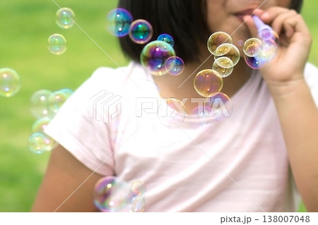 子供とシャボン玉 子供とシャボン玉 138007048