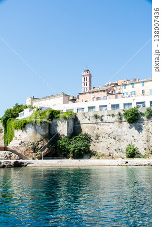 石造りの丘の上に建てられた歴史的な建物と塔 地中海に浮かぶフランス領のコルシカ島のバスティア港にて 石造りの丘の上に建てられた歴史的な建物と塔 地中海に浮かぶフランス領のコルシカ島のバスティア港にて 138007436