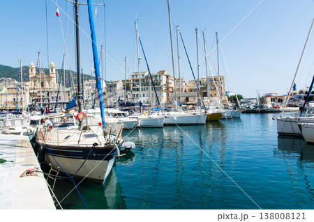 歴史的な建物の街並みの脇にあるバスティア港のヨットハーバー　地中海に浮かぶフランス領のコルシカ島にて 138008121
