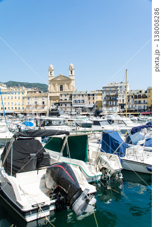 歴史的な建物の街並みの脇にあるバスティア港のヨットハーバー 地中海に浮かぶフランス領のコルシカ島にて 歴史的な建物の街並みの脇にあるバスティア港のヨットハーバー 地中海に浮かぶフランス領のコルシカ島にて 138008286