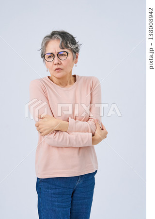 体調がすぐれない様子のシニア女性 体調がすぐれない様子のシニア女性 138008942