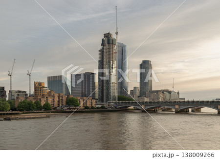 Against a pale, sprawling sky, London architectural diversity is on full display. The brutalist warmth of the brick-clad Oxo Tower area sits in quiet conversation with the sleek, high-rise geometry 138009266