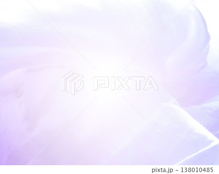 背景素材 透明感のある淡い桃色のコットン 中央から放射状に濃くなるグラデーション 横 他色有り 138010485