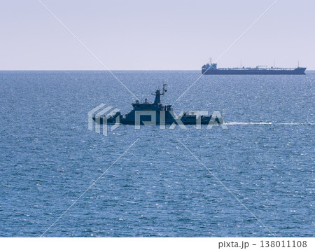 海を航行する軍艦（ミサイル砲艦） 138011108