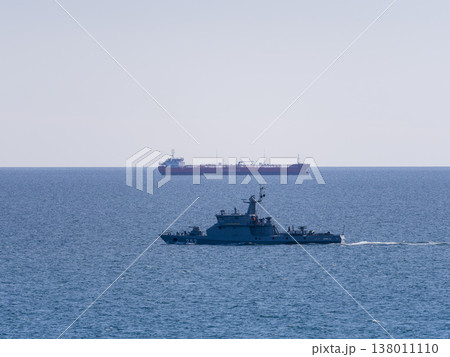 海を航行する軍艦(ミサイル艇) 海を航行する軍艦(ミサイル艇) 138011110