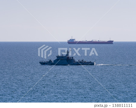 海を航行する軍艦（ミサイル艇） 138011111