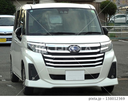 駐車場に並んだ乗用車 138012369