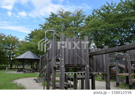 児童公園の木製遊具 138012556