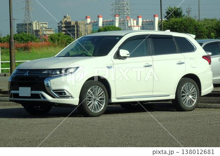白いSUV車 138012681