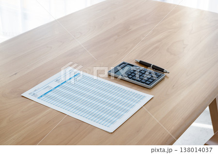 机の上のローン計算シートと電卓とペン 机の上のローン計算シートと電卓とペン 138014037