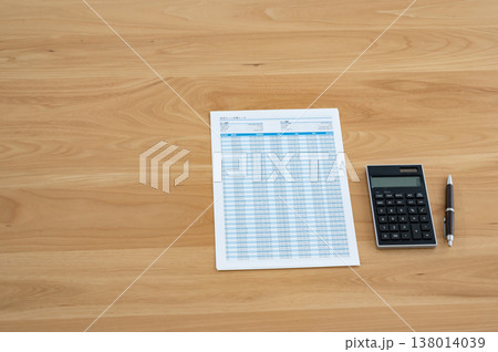机の上のローン計算シートと電卓とペン 138014039
