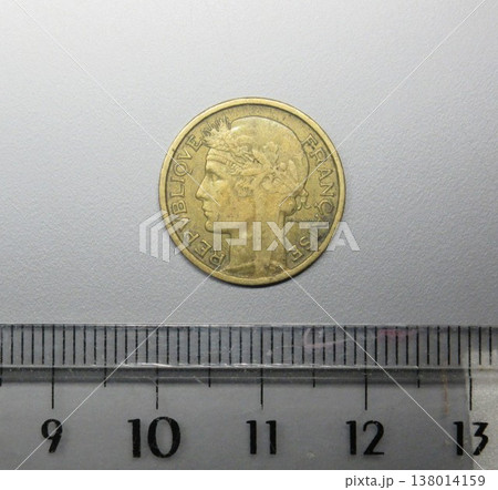 フランスで1937年に発行された50サンチーム硬貨 フランスで1937年に発行された50サンチーム硬貨 138014159