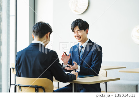 商談で話す若いビジネスマン 138014313
