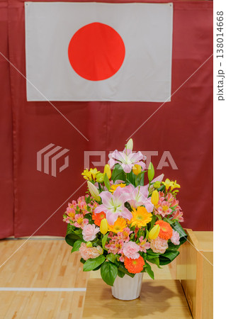 日本国旗と壇上花 138014668