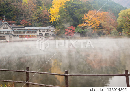 湯布院　金鱗湖の紅葉と朝霧 138014865