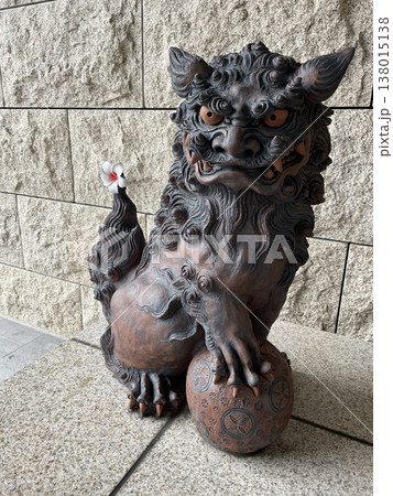 沖縄のシーサー像 魔除けの守り神と伝統文化の置物 沖縄のシーサー像 魔除けの守り神と伝統文化の置物 138015138