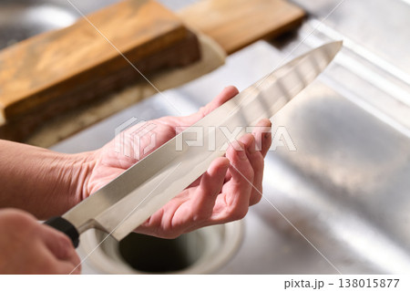 包丁の切れ味を確かめる男性 包丁の切れ味を確かめる男性 138015877