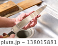 包丁の切れ味を確かめる男性 138015881
