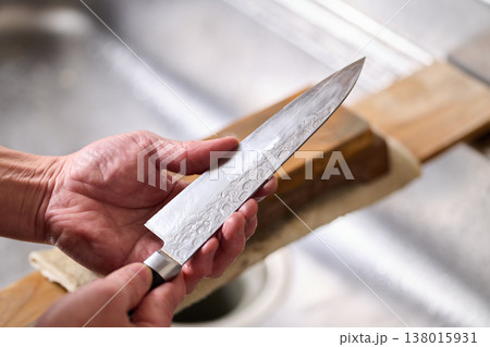 包丁の切れ味を確かめる男性 包丁の切れ味を確かめる男性 138015931