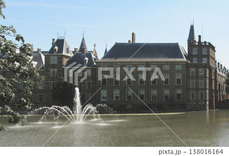 Binnenhof palace complex and fountain at Hofvijver lake in The Hague 138016164