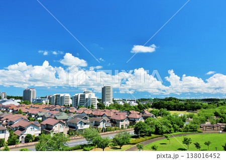 青空の街並み 新興住宅街と公園の風景 青空の街並み 新興住宅街と公園の風景 138016452