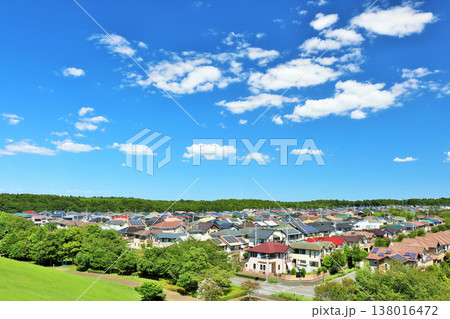 青空の街並み　新興住宅街と公園の風景 138016472