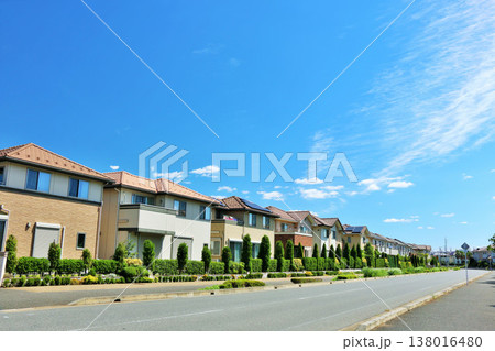青空の街並み　新興住宅街の風景 138016480