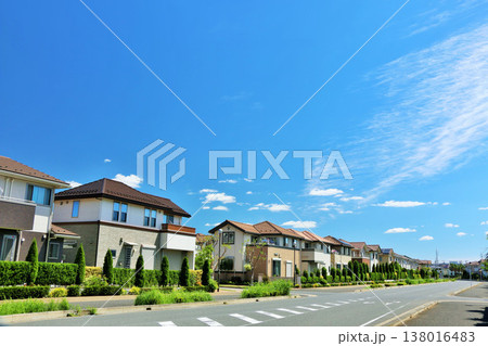青空の街並み　新興住宅街の風景 138016483