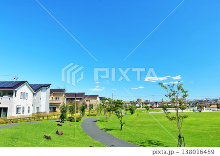 青空の街並みと公園の風景 138016489