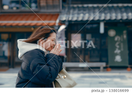 観光地の街並みを歩く20代女性の笑顔 138016699