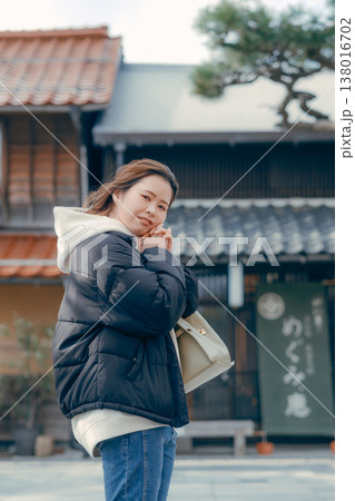 観光地の街並みを歩く20代女性の笑顔 138016702