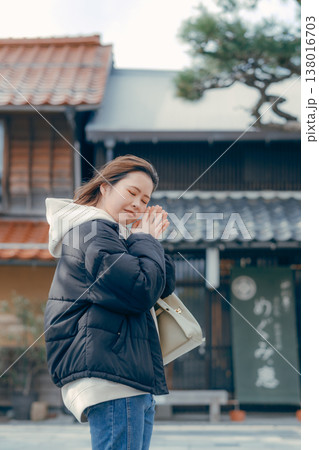 観光地の街並みを歩く20代女性の笑顔 138016703