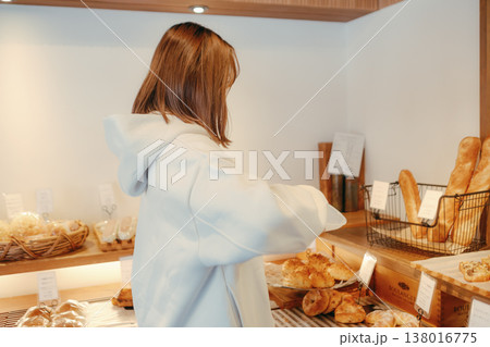 ベーカリーでパンを選ぶ20代女性の後ろ姿 138016775