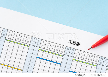 水色背景に工程表と赤いペン 水色背景に工程表と赤いペン 138016902