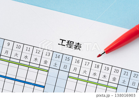 水色背景に工程表と赤いペン 138016903
