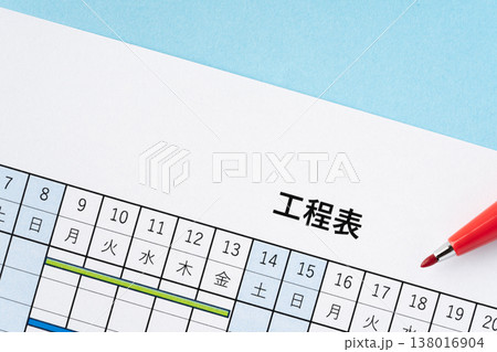 水色背景に工程表と赤いペン 138016904