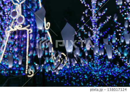 冬の夜のイルミネーション 138017124
