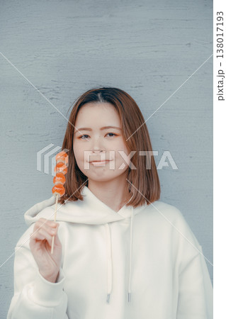 観光地でいちご飴を楽しむ20代女性のポートレート 138017193