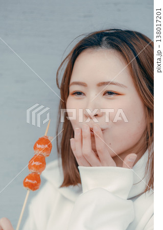 観光地でいちご飴を楽しむ20代女性のポートレート 138017201